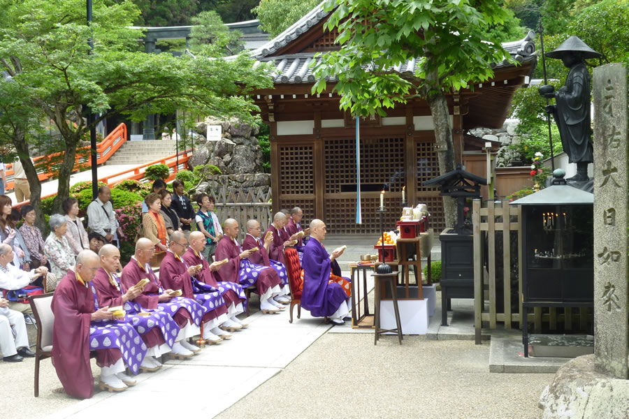 修行大師像前での読経、小法話