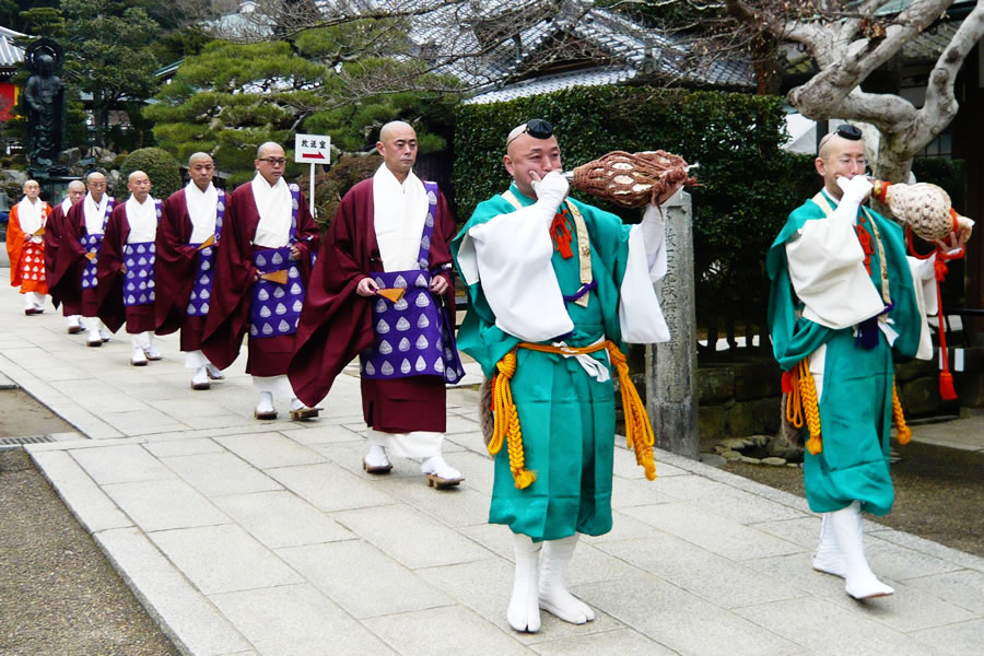 山伏を先導に上堂