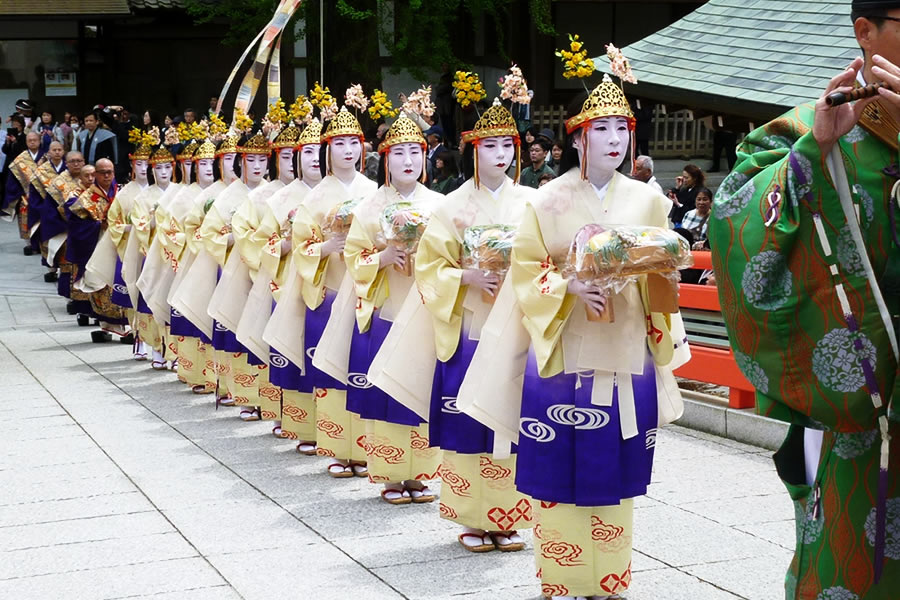 百味を捧げる喜代寿女（きよすめ）