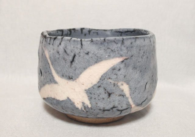 荒川豊藏 作 「鼠志野鶴絵茶碗」