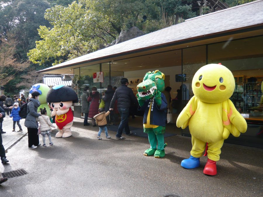 右から兵庫県のマスコット「はばタン」と清荒神参道の「さんぽリュウ」。