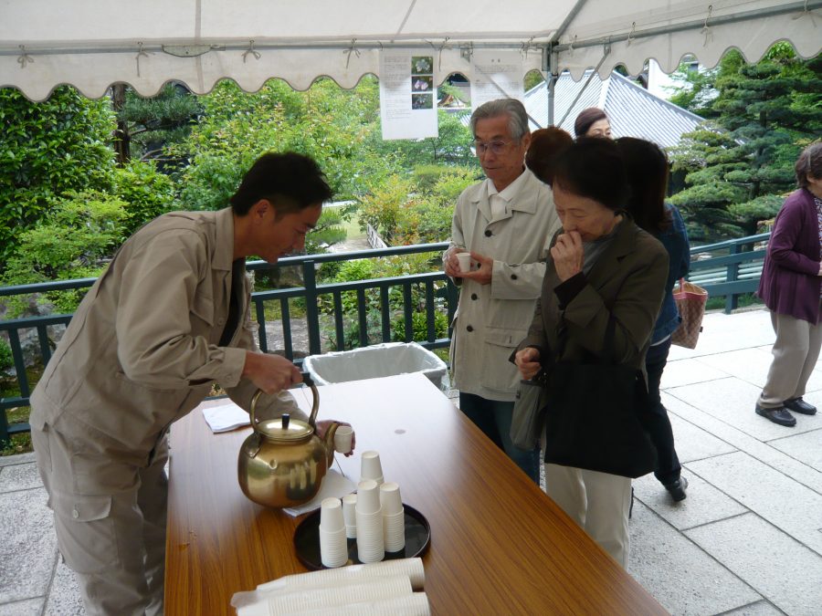 ご参拝の方に甘茶の接待