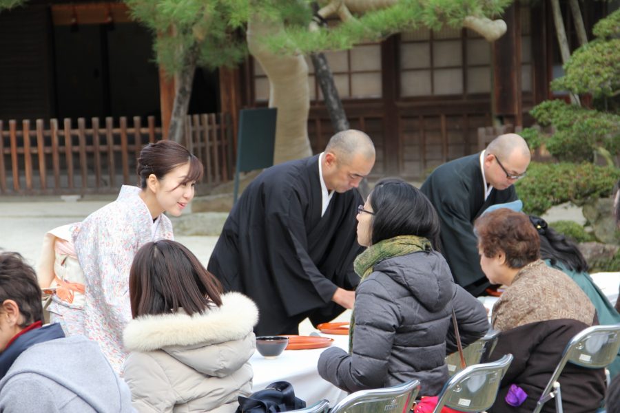 若手僧侶による接待