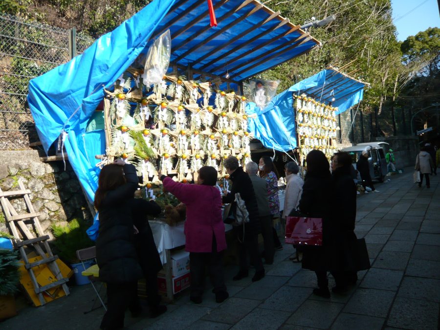 参道のしめ飾り屋さん