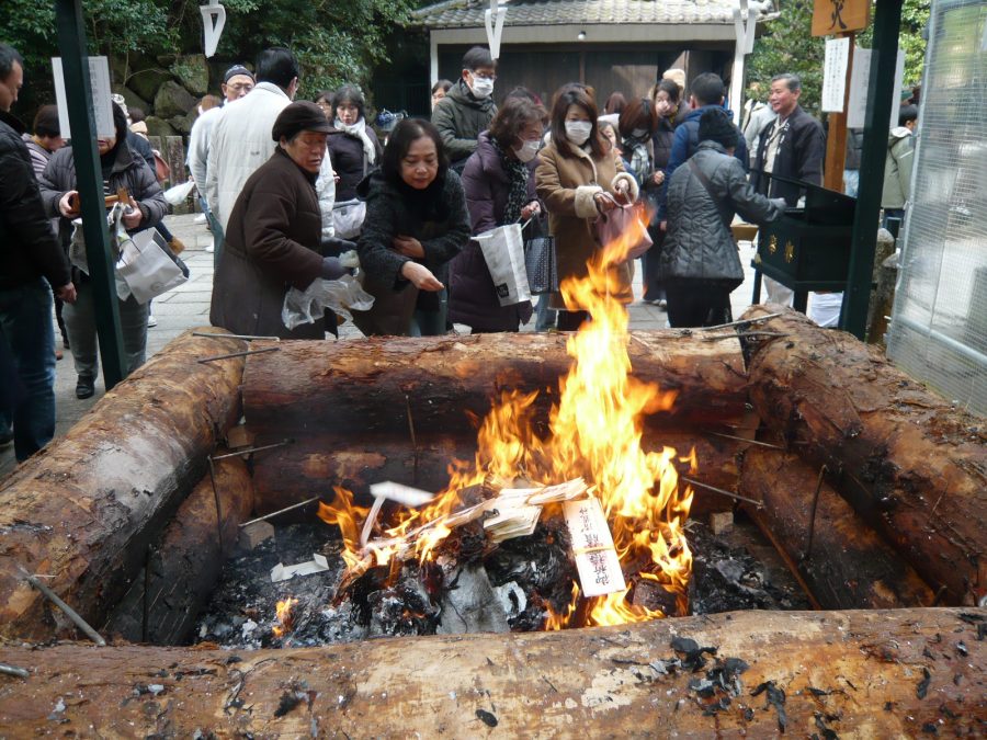 古いお札、お社などをお焚き上げ