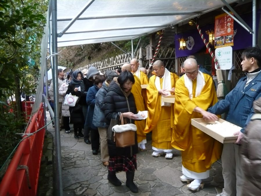 小法話後のお供物の授与