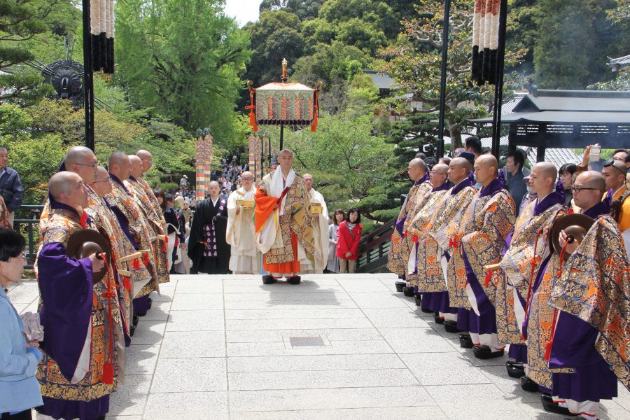 ２８日、本堂前での庭讃