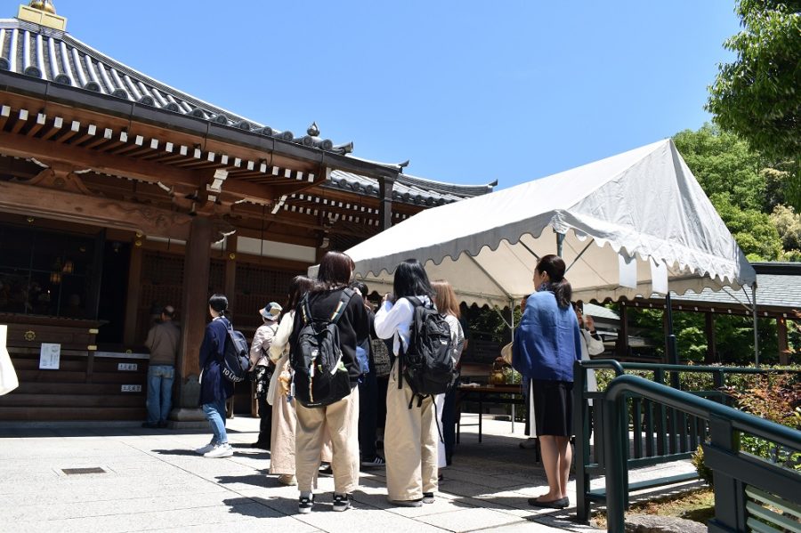 甘茶を受ける神戸芸術工科大学の皆さん