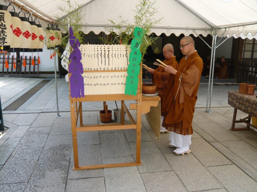 一願地蔵尊前での塔婆供養