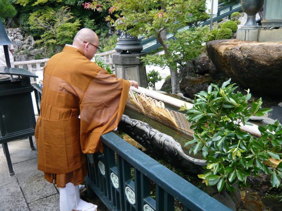 一願地蔵尊前での塔婆供養