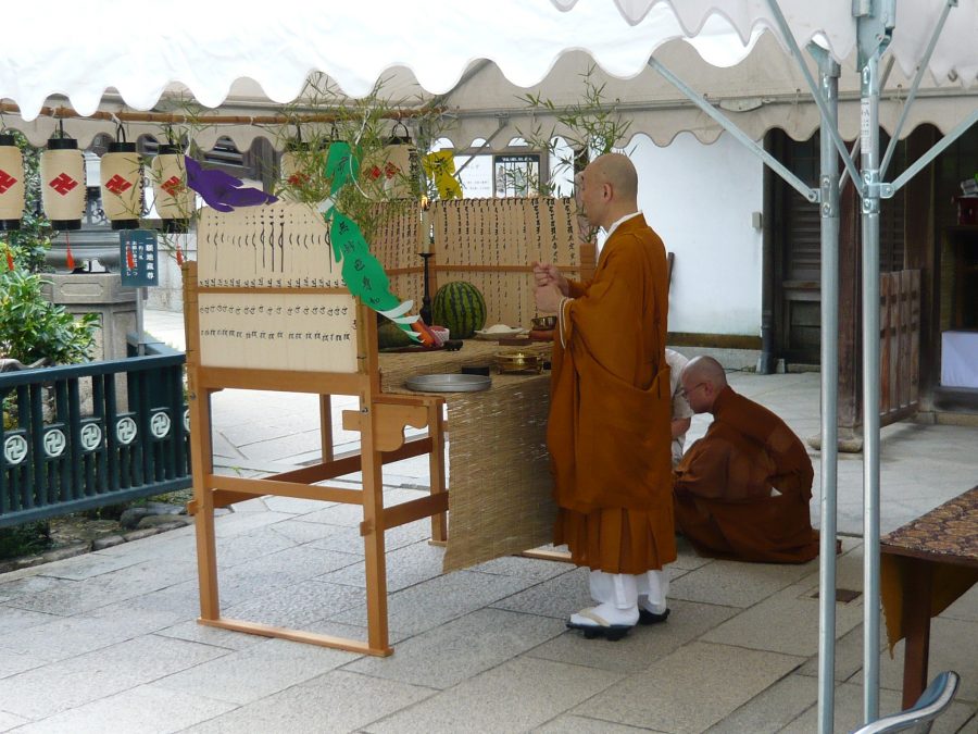 一願地蔵尊前での施餓鬼法要