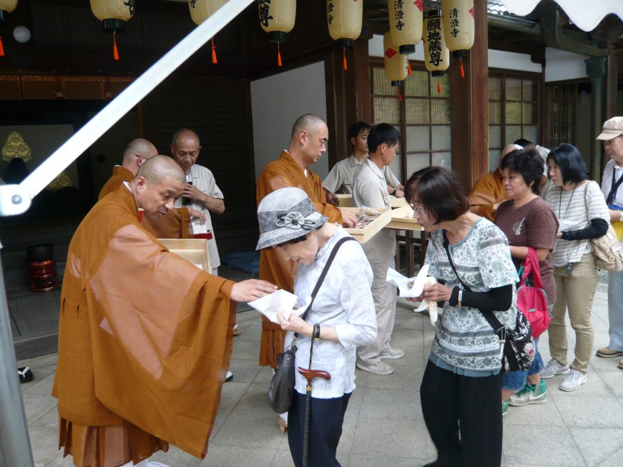 参拝の方へお供物の授与