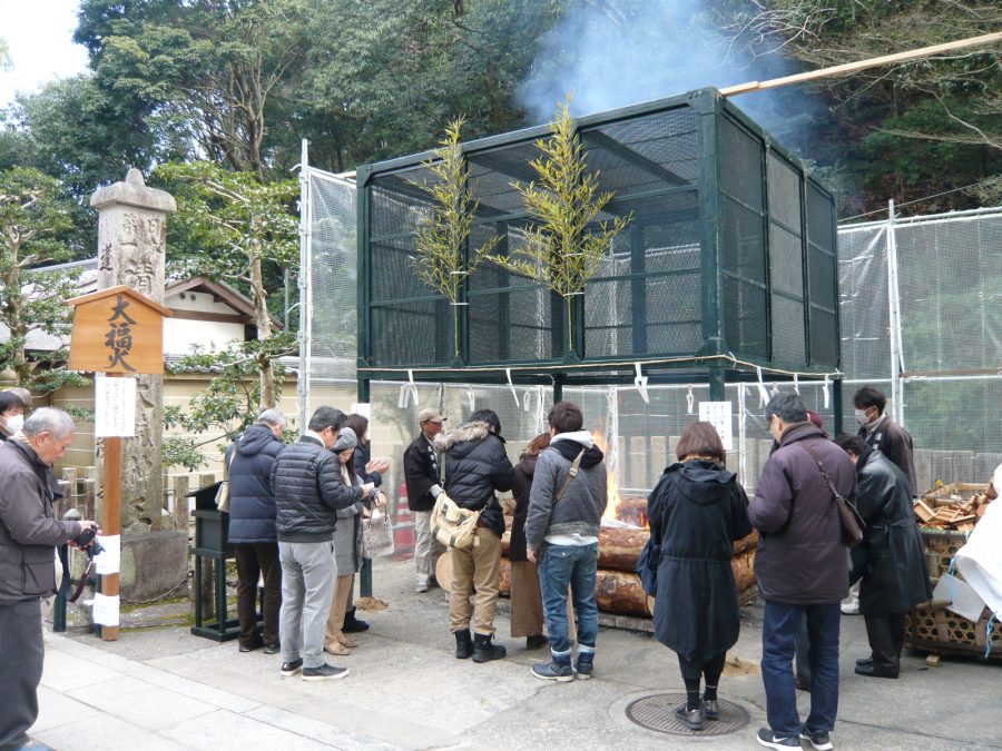 山門横での大福火