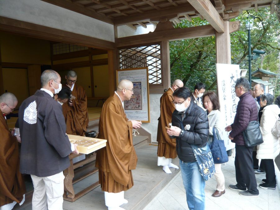 法要後、お供物の授与