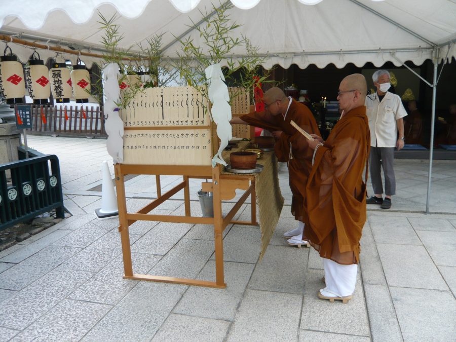 一願地蔵尊前にて塔婆供養