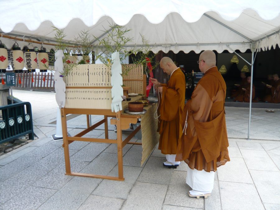 一願地蔵尊前にて施餓鬼法要