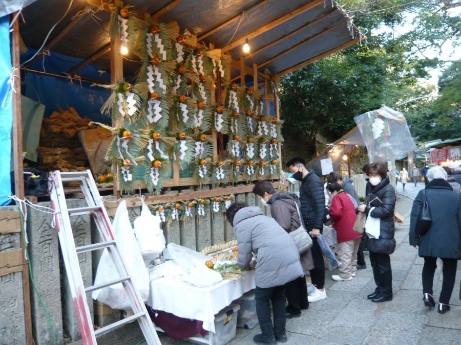 年末恒例の参道しめ飾り屋さん