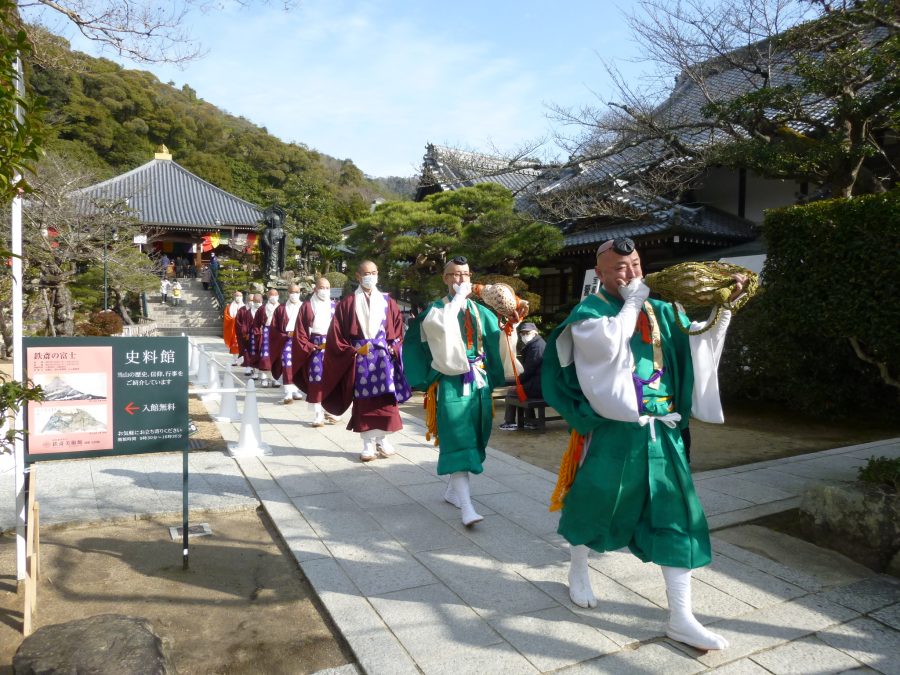 昨年２８日・山伏の先導で上堂