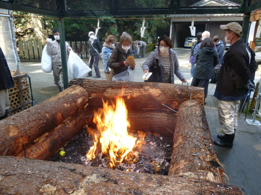 ２月２・３日　山門横での大福火