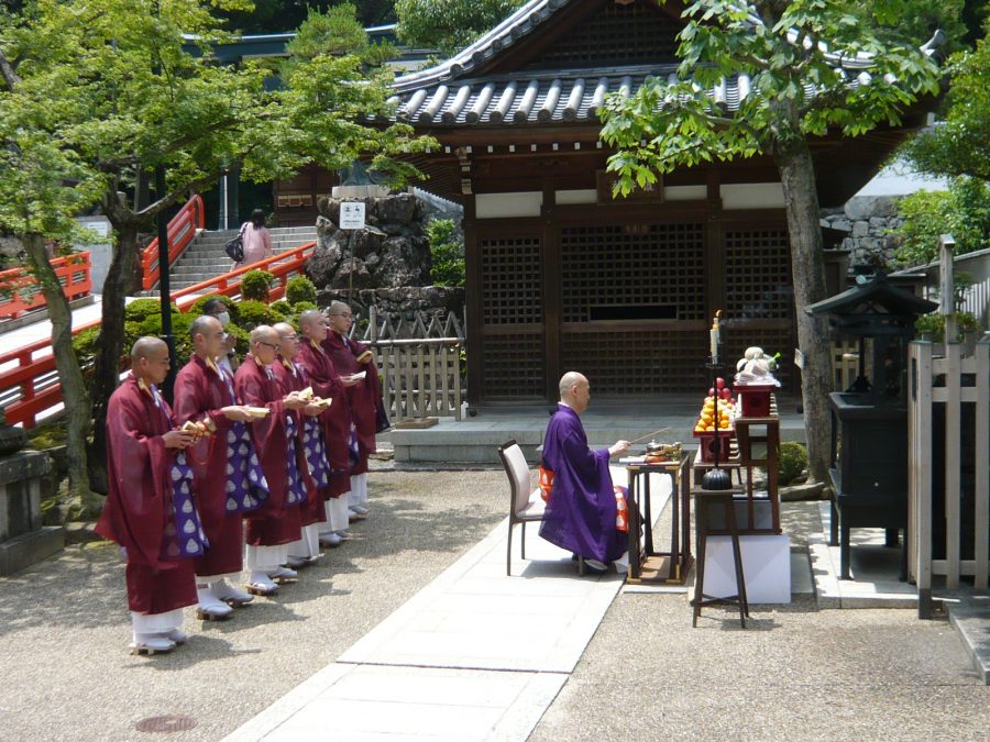 修行大使像前での法要