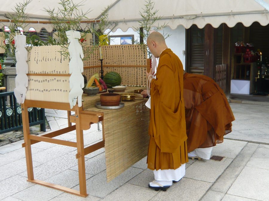 一願地蔵尊前での施餓鬼法要