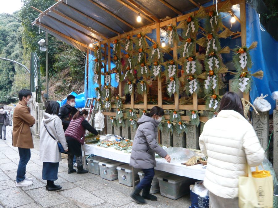 参道でのしめ縄屋さん