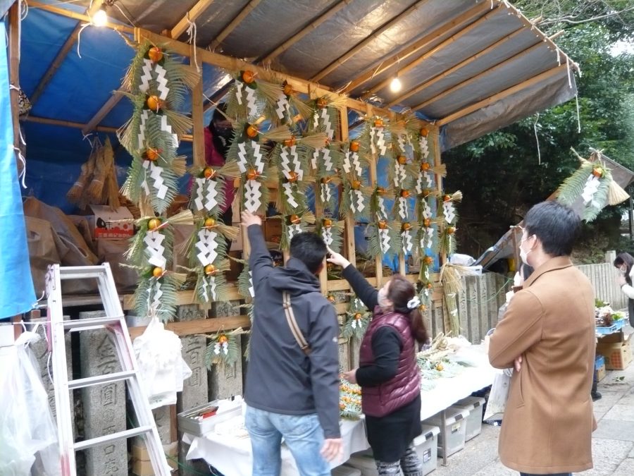 毎年恒例の参道のしめ縄屋さん