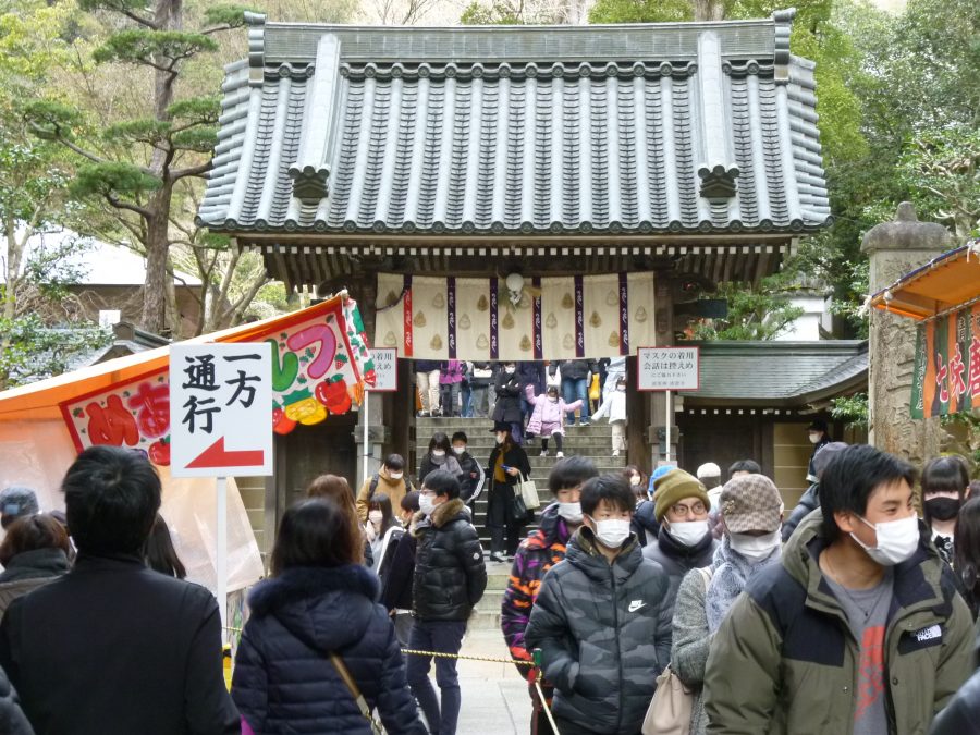 多くの方で賑わう山門と屋台