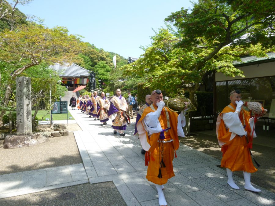 ２８日　法螺と寺内僧侶が拝殿へ