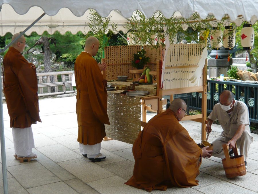 一願地蔵尊前での施餓鬼法要