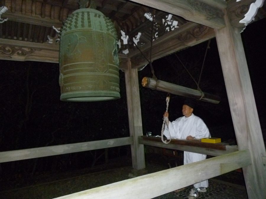 鐘楼堂での除夜の鐘