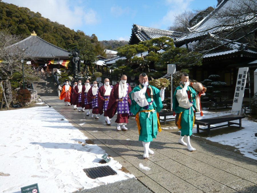 ２８日　山伏の先導で上堂