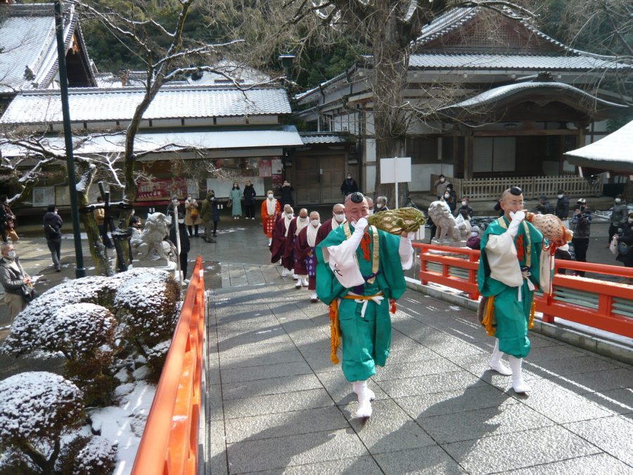 ２８日　山伏の先導で拝殿へ