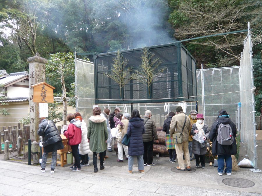 山門横での大福火