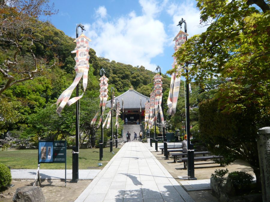 晴天の境内にはためく庭幡