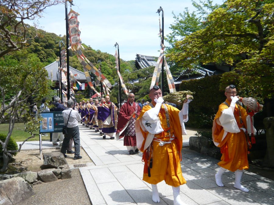 晴天の下、僧侶方のお練り