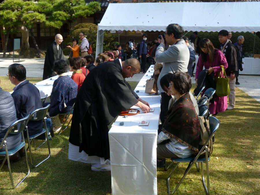 僧侶によるご接待（令和元年の秋の茶会）