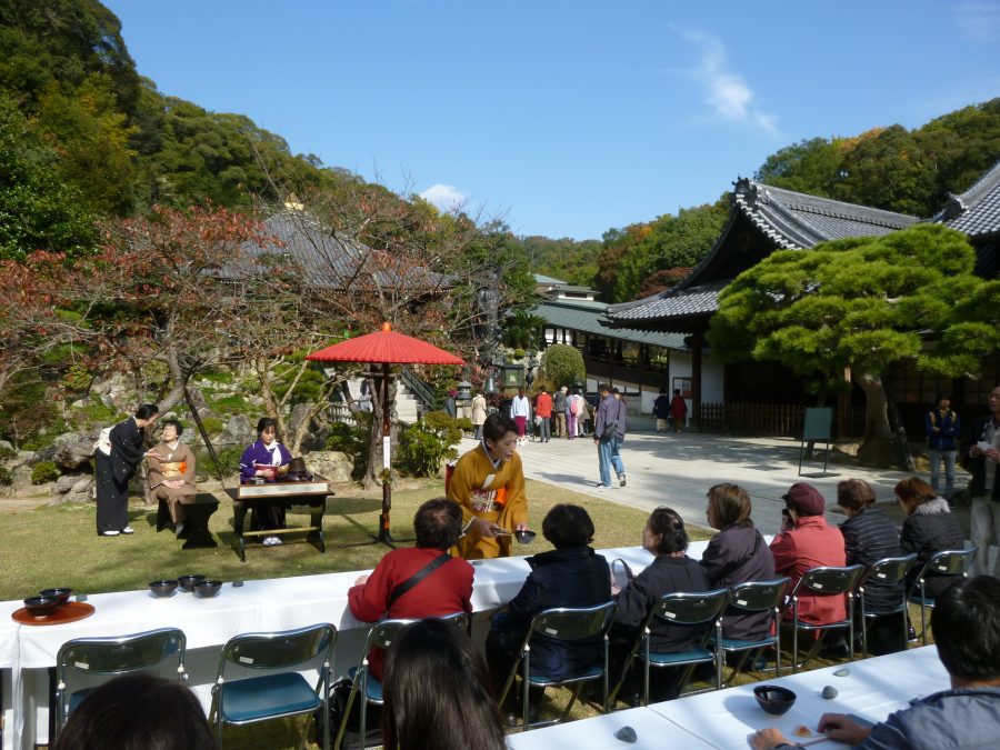 多くの方がお越しに（令和元年の秋の茶会）