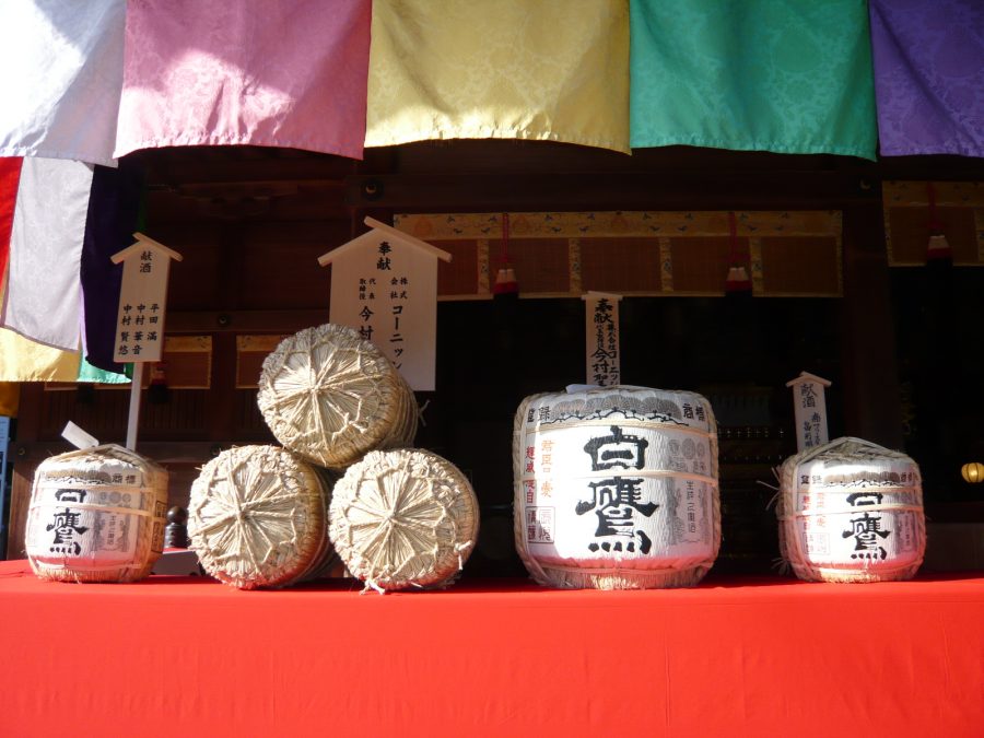 お供えの酒樽と米俵