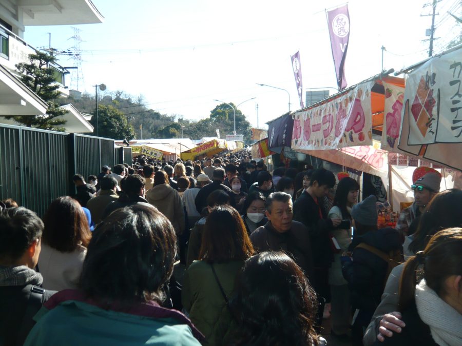 多くの屋台で参道の賑わい