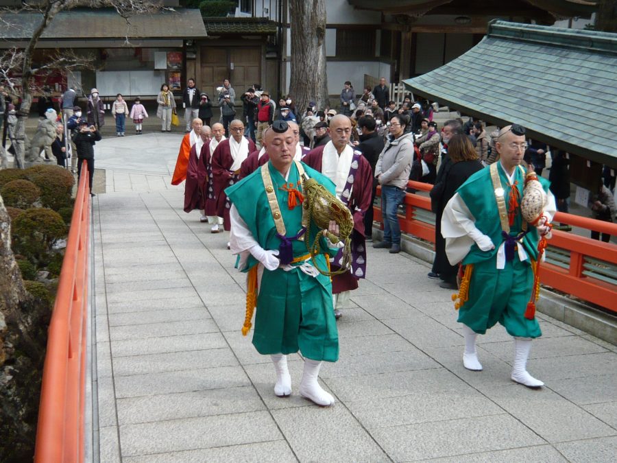 山伏の先導で僧侶方の上堂