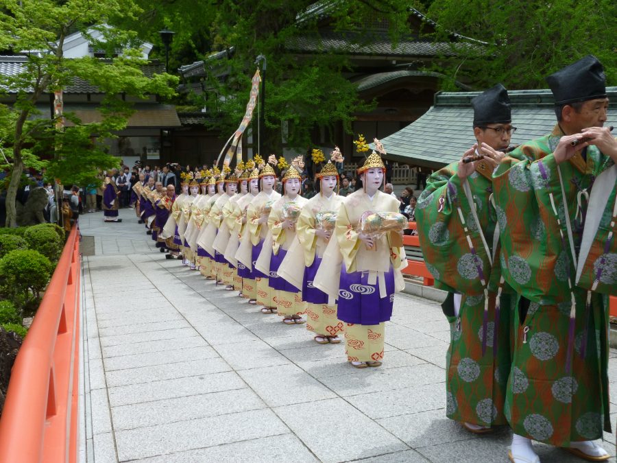 拝殿への行列