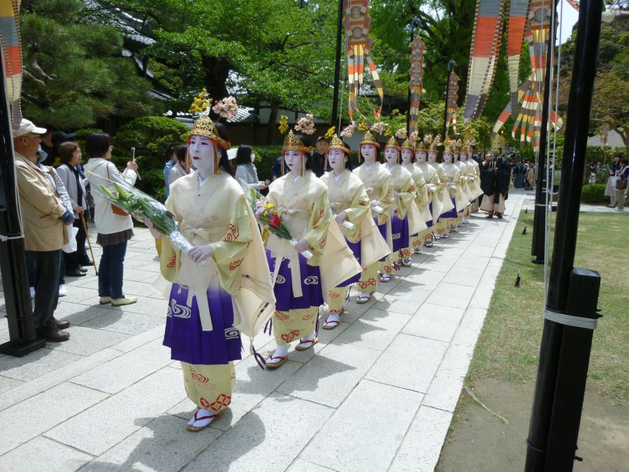 拝殿から本堂への行列