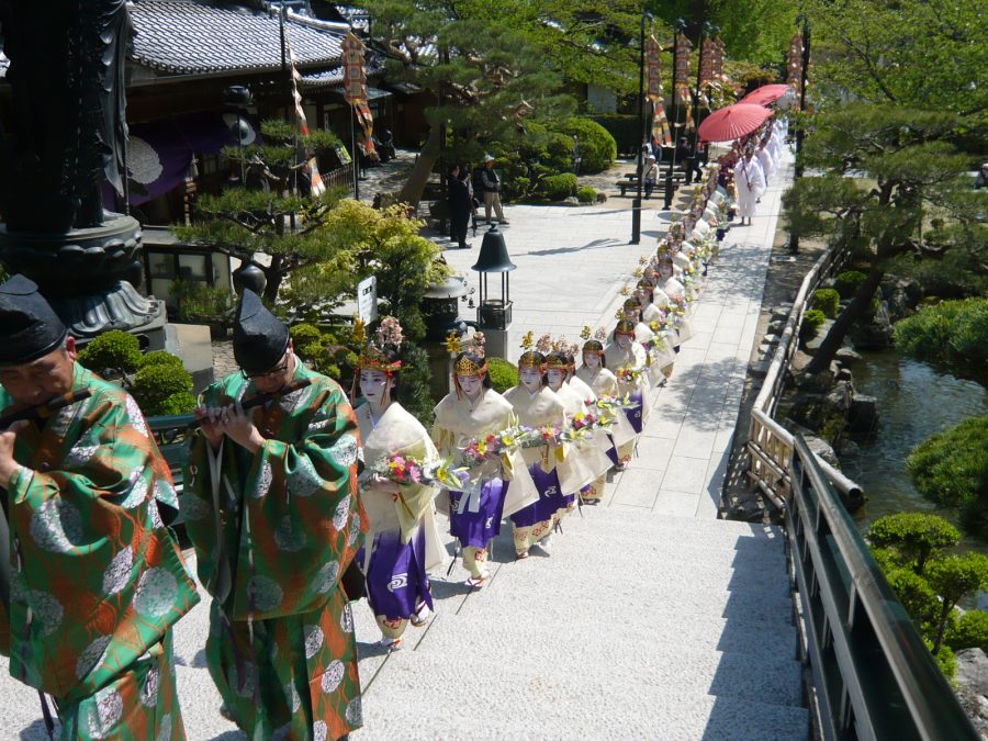 拝殿から本堂への行列