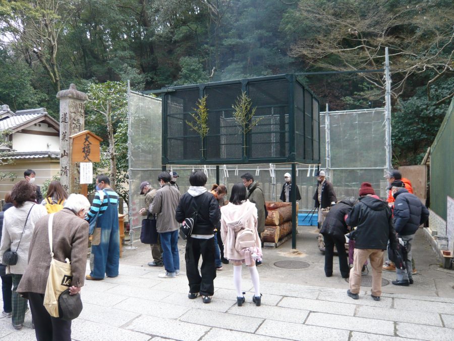 山門横での大福火