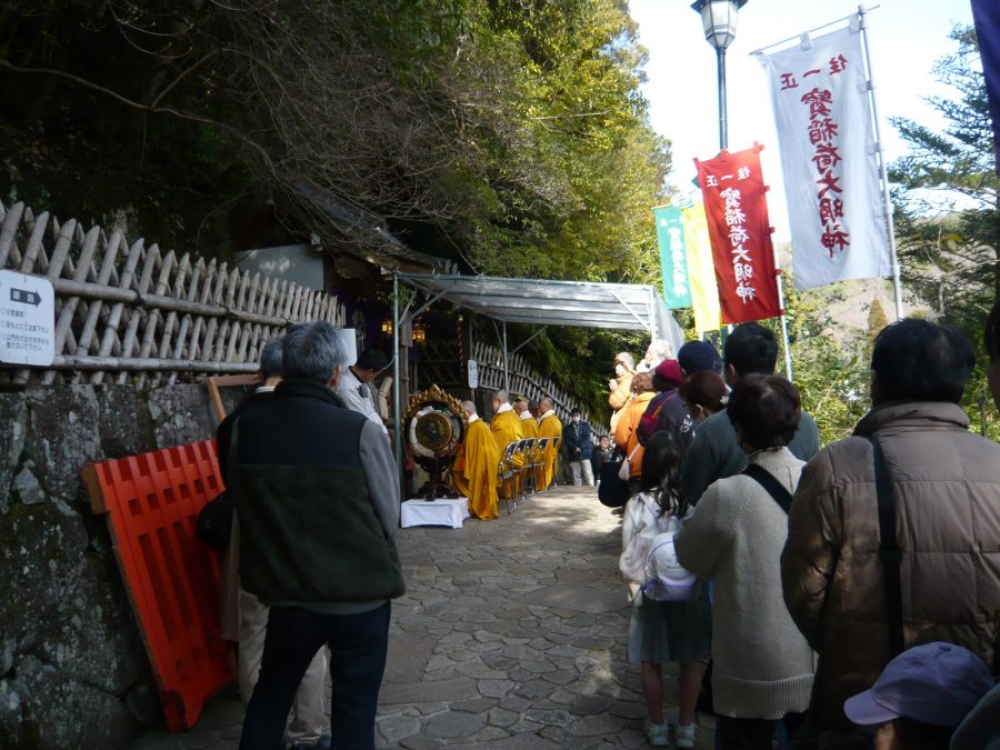 宝稲荷社に多くの方がお参りに