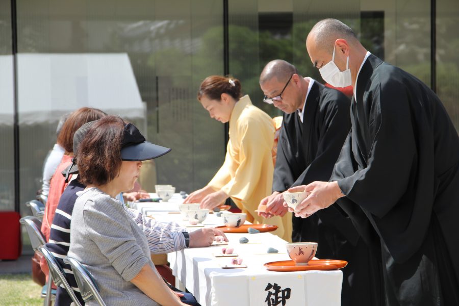 僧侶によるご接待