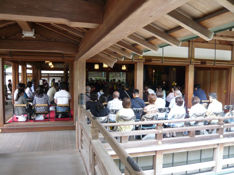堂内に多くのご参拝の方が参列
