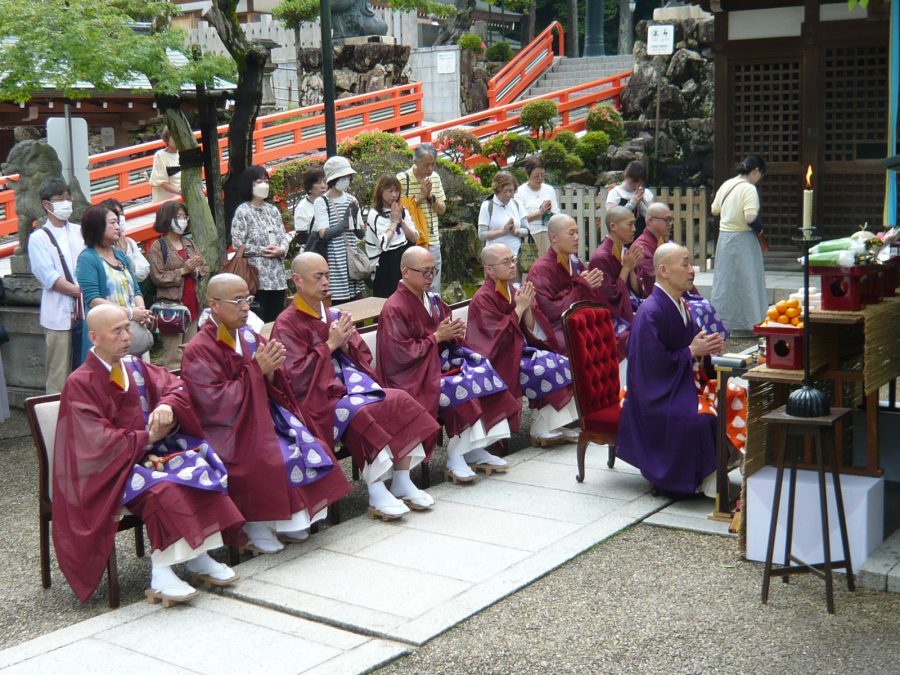 １２時過ぎから修行大師像前にて慶讃法要