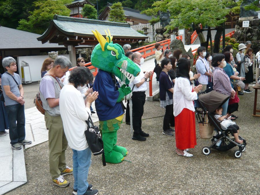 参道マスコット「さんぽリュウ」の参列